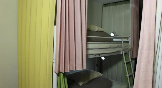 Кровать в общем номере (женский номер) Guesthouse Banvina ゲストハウス バンビーナ