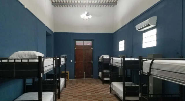 Кровать в общем номере Hostal Xiinbal Merida