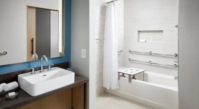 Четырёхместный номер Deluxe с балконом Loews Coral Gables Hotel