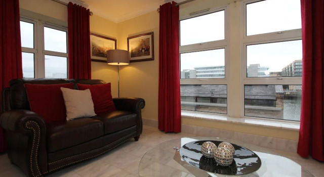 Luxury City River View Apartment, Забронировать Апартаменты/квартира Отели Дублина с парковкой, рядом с The Point Club, Парковка