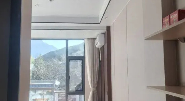 Yujian Shan Homestay, Tiger Leaping Gorge, Забронировать Отель Отели Шангри-Ла с парковкой, Парковка