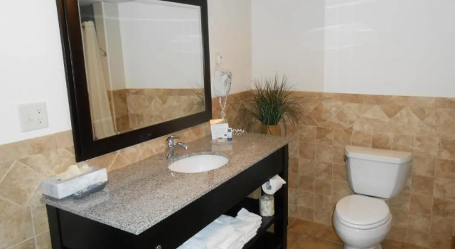 Двухместный номер Deluxe AmericInn by Wyndham McAlester