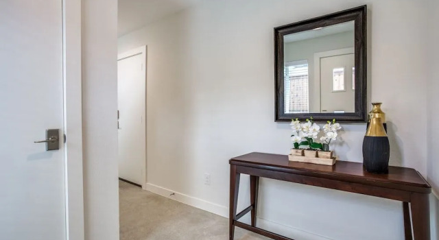 Modern Dallas TownHome 2 BR fully furnis, Забронировать Отель Отели Далласа с парковкой, рядом с Landry Center, Парковка