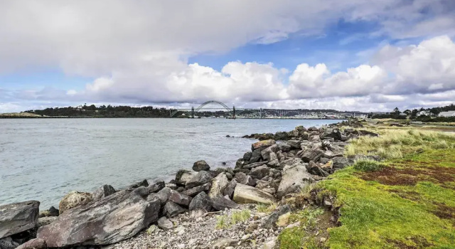 Апартаменты с 2 комнатами с балконом Waterfront Oregon Abode w/ Balcony & Ocean Views!