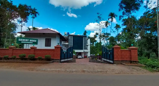SILVERY MOON Resort, Забронировать Курортный отель Велламундра штат Керала