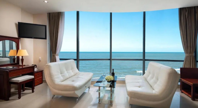 Люкс с видом на море Corvin Hotel
