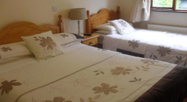 Cill Chiarain B&B, Book Bed and Breakfast Hoteller i Ballynaskreena med parkering, Parkering