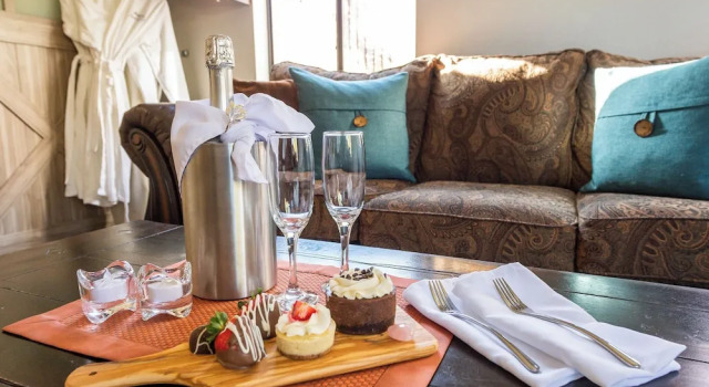 Номер Luxury Whispering Creek Bed & Breakfast