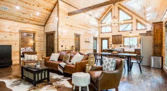BRAND NEW! "The Roosevelt" Couples Cabin adjacent to National Forest, Book Feriehus Hoteller i Hochatown med parkering, Parkering