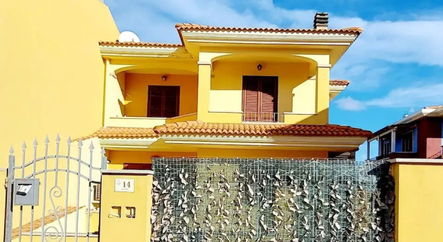 Villa a Stones Throw From the sea, Забронировать Вилла Коттеджи Кастельсардо, рядом с Пляж Лу Банью, Коттедж
