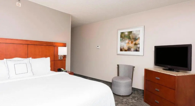 Люкс Courtyard by Marriott Louisville Downtown