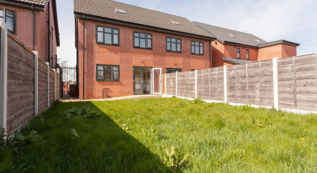 Perfect Booking 4 Bed Home in Stockport