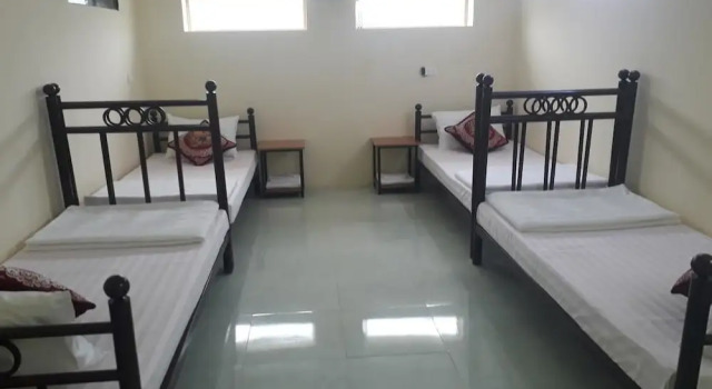 Кровать в общем номере с балконом Ninh Binh Riverside Homestay 2