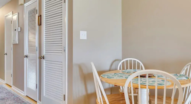Emerald Isle Condo Near Beach w/ Screened Porch!