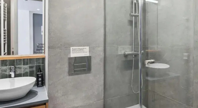 Люкс с балконом Limehome Piraeus Olive
