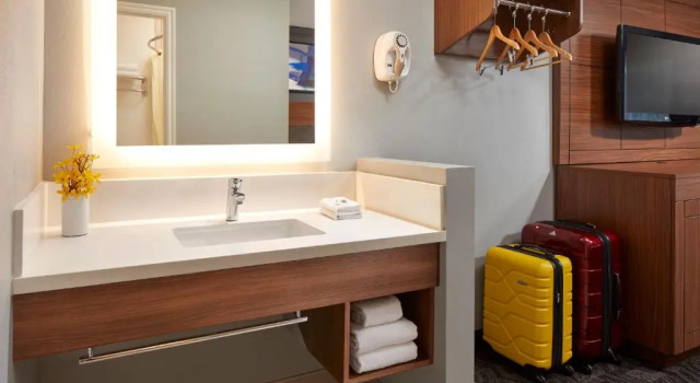 Четырёхместный номер Standard Studio Inn & Suites at Promenade Downey