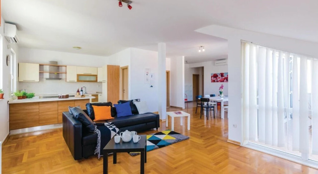 Amazing Home in Dubrovnik With Wifi and 3 Bedrooms, Забронировать Отель Отели Дубровника с парковкой, рядом с Пляж Корал, Парковка