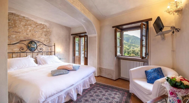 Bruschino, Varaa Hotelli Scheggino Umbria