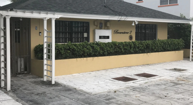 Brownstone Sea Beach, Buchen Sie Ferienwohnung Hotels in New Providence mit Parkplatz, Parkplätze