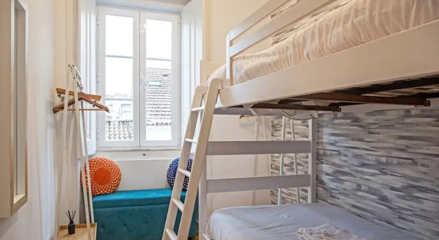 Colourful and Tasteful 2bedroom Apartment in Graça, Забронировать Апартаменты/квартира Лиссабон Эстремадура, рядом с Money Museum