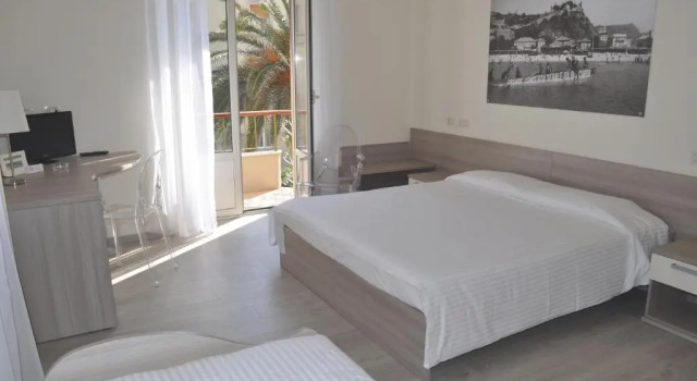 Трёхместный номер Standard с балконом и с частичным видом на море Hotel Boncardo