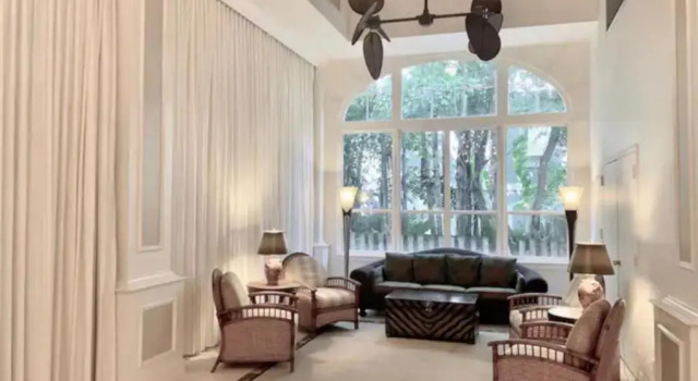 Апартаменты Palm Beach Paradise Walk to Beach Pool WiFi 86" TV WiFi