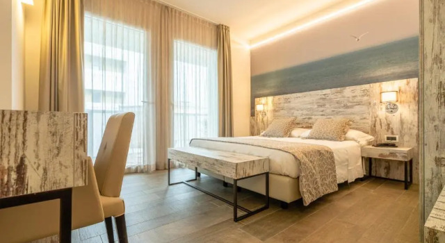 Полулюкс Hotel Ambassador