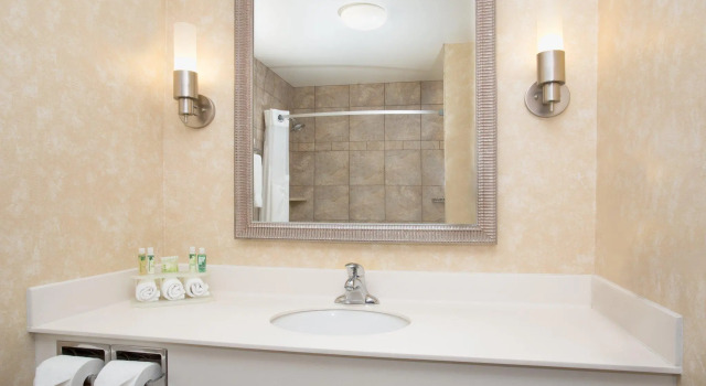 Четырёхместный номер Standard Holiday Inn Express & Suites Minot by IHG