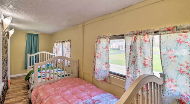 Кровать в общем номере 3 Mi to Lake: Spacious Tobyhanna Home & Guest Home
