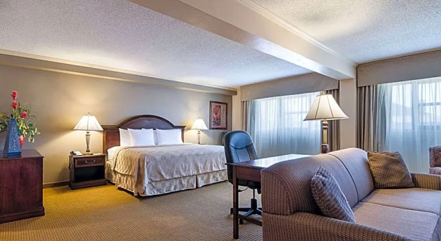 Люкс Clarion Inn Garden City