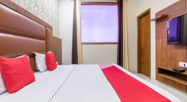Hotel Crown by OYO Rooms