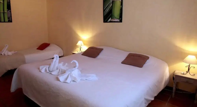 Четырёхместный номер Standard Logis Hôtel LE PRESSOIR
