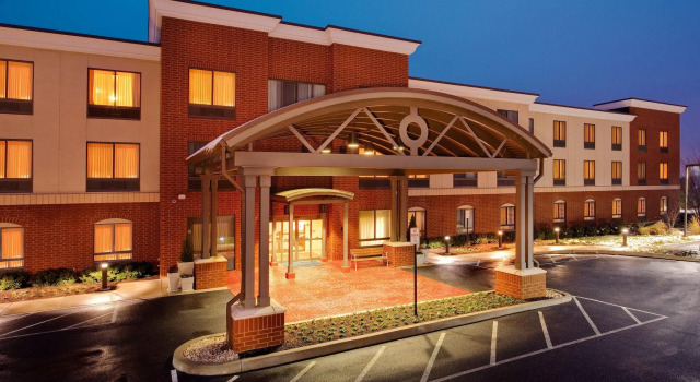 Кровать в общем номере Holiday Inn Express & Suites Bethlehem Airport-Allentown Area
