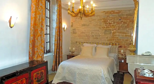 Maison Romane 1136, Book Bed and Breakfast Hoteller i Burgund med parkering, Parkering