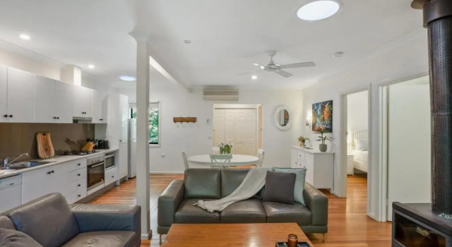 Tyntynder Garden Cottage 1, Book Vacation Home Bright 