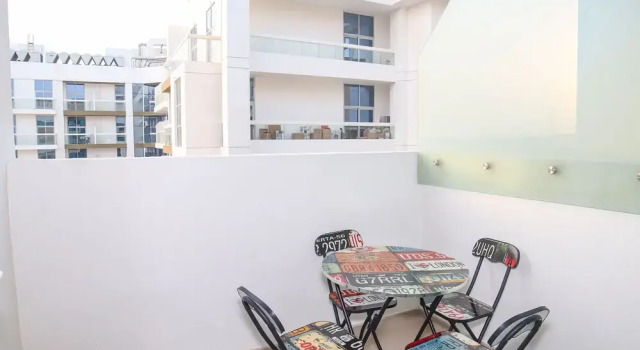 Studio Apartment in Azizi Farishta, Забронировать Апартаменты/квартира Отели Дубая Инвестмент Парка с бассейном, Бассейн