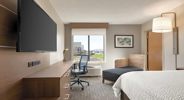 Двухместный люкс с 2 комнатами Holiday Inn Express Hotel & Suites Anniston/Oxford by IHG