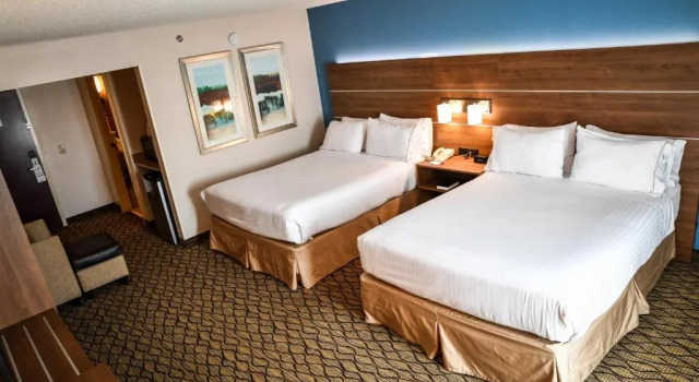 Четырёхместный номер Standard Holiday Inn Express Hotel & Suites - Concord by IHG