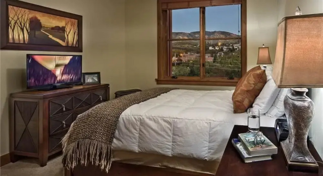 Ambassadors Penthouse 403 3 BedroomCondo By Moving Mountains
