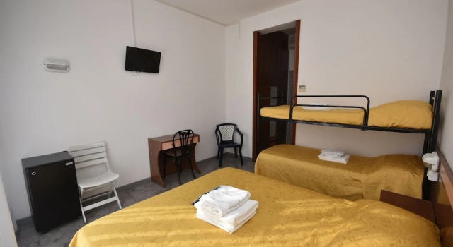 Четырёхместный номер Standard с балконом Hotel Suprem