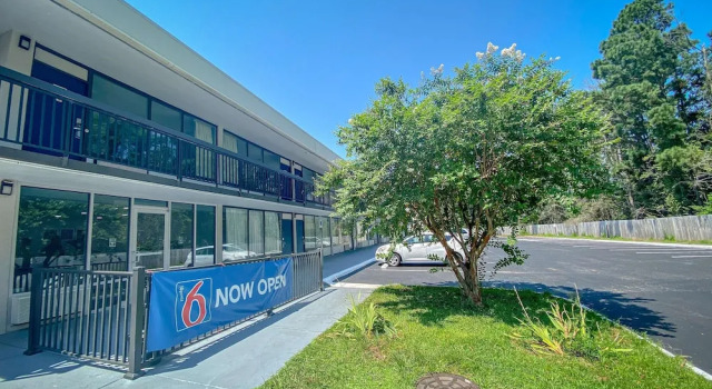 Motel 6 Wilmington, NC - Market Street, Забронировать Мотель Отели Уилмингтон с парковкой, Парковка