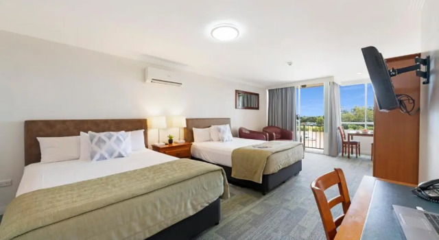Четырёхместный номер Standard Burnett Riverside Hotel
