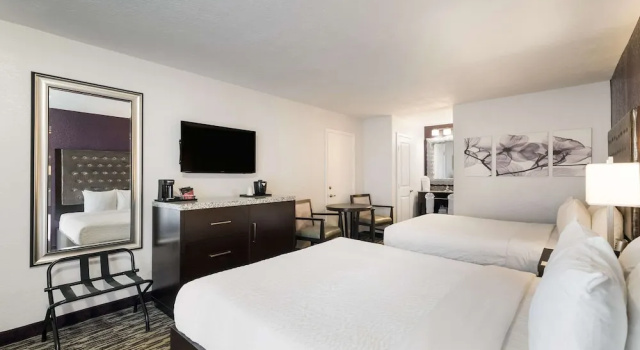 Люкс Clarion Inn & Suites Across From Universal Orlando Resort