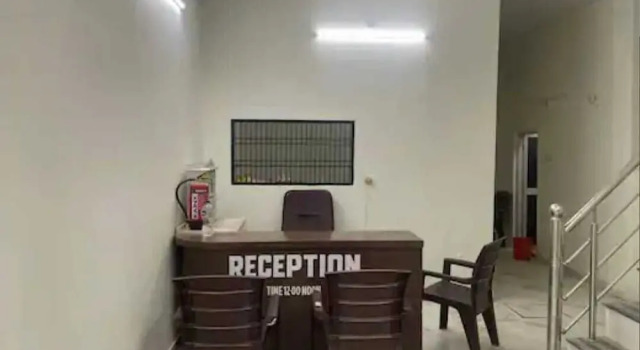 Shree Jee Home Stay, Забронировать Отель Отели Файзабада с парковкой, рядом с Железнодорожная станция Файзабад, Парковка