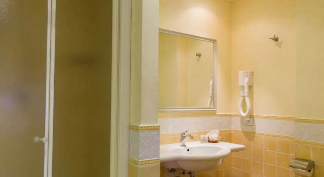 Standard Vierer Zimmer Hotel Tuder