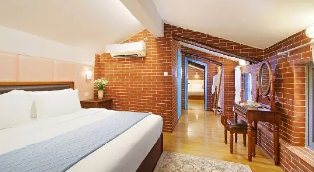 Семейный люкс 92 Castle Villa Hotel