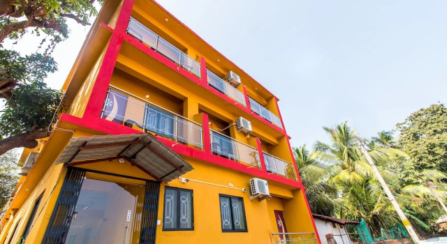 OYO 10793 near Baga Beach, Rezerwuj Hotel Hotele w North Goa z parkingiem, Parking