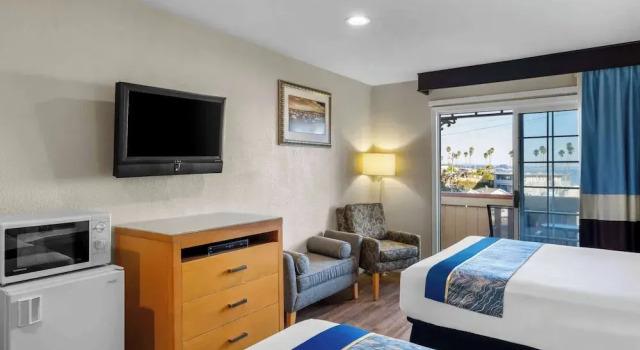 Четырёхместный номер Business с балконом и с видом на океан Howard Johnson by Wyndham Santa Cruz