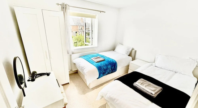 Stunning 3-bed House in the Heartreading, Varaa Lomakoti Mökit kohteessa Merseyside, Mökki