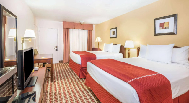 Четырёхместный номер Standard Days Inn Ottawa
